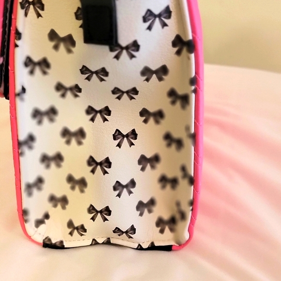 Betsy Johnson Crossbody Pink - Picture 4 of 7